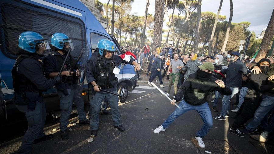 No Green pass, scontri con la polizia a Roma (Ansa)