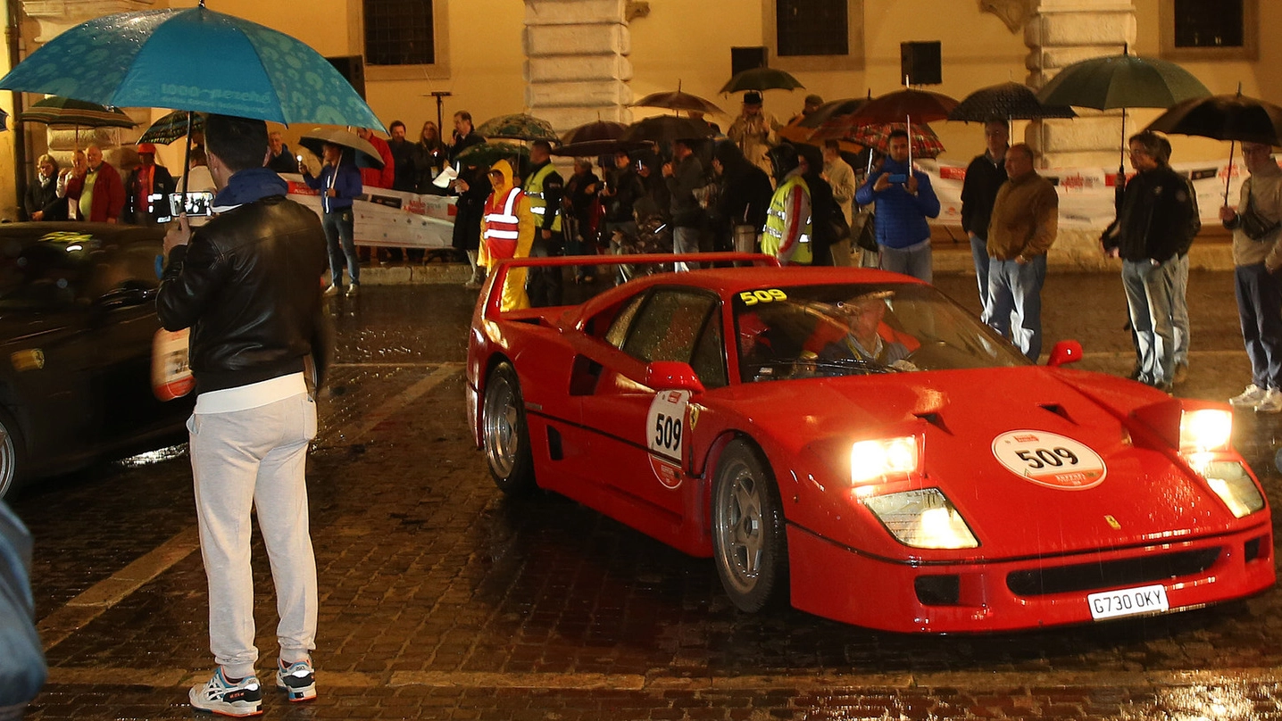 Ferrari in piazza con tanti curisosi nonostante la pioggia