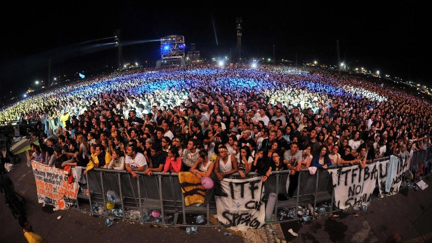 La folla del campovolo in occasione del concerto Italia Loves Emilia
