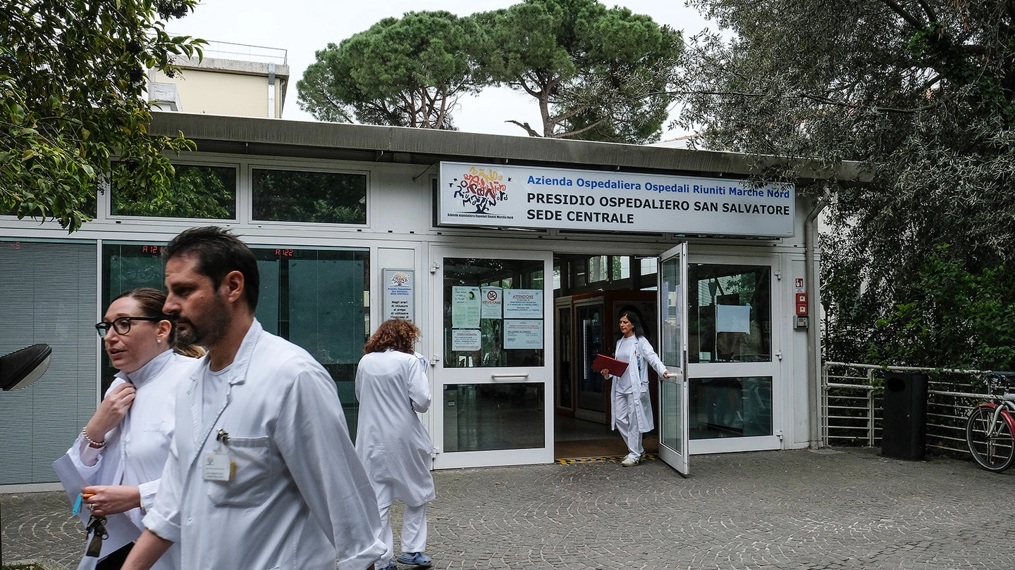 L’uomo è ricoverato da due giorni all’ospedale di Pesaro