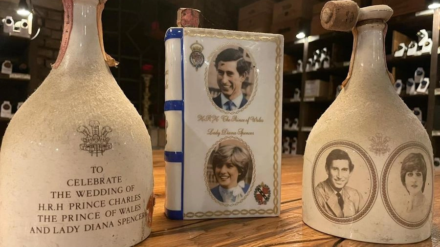 In una foto d'archivio le bottiglie delle nozze di Carlo e Diana