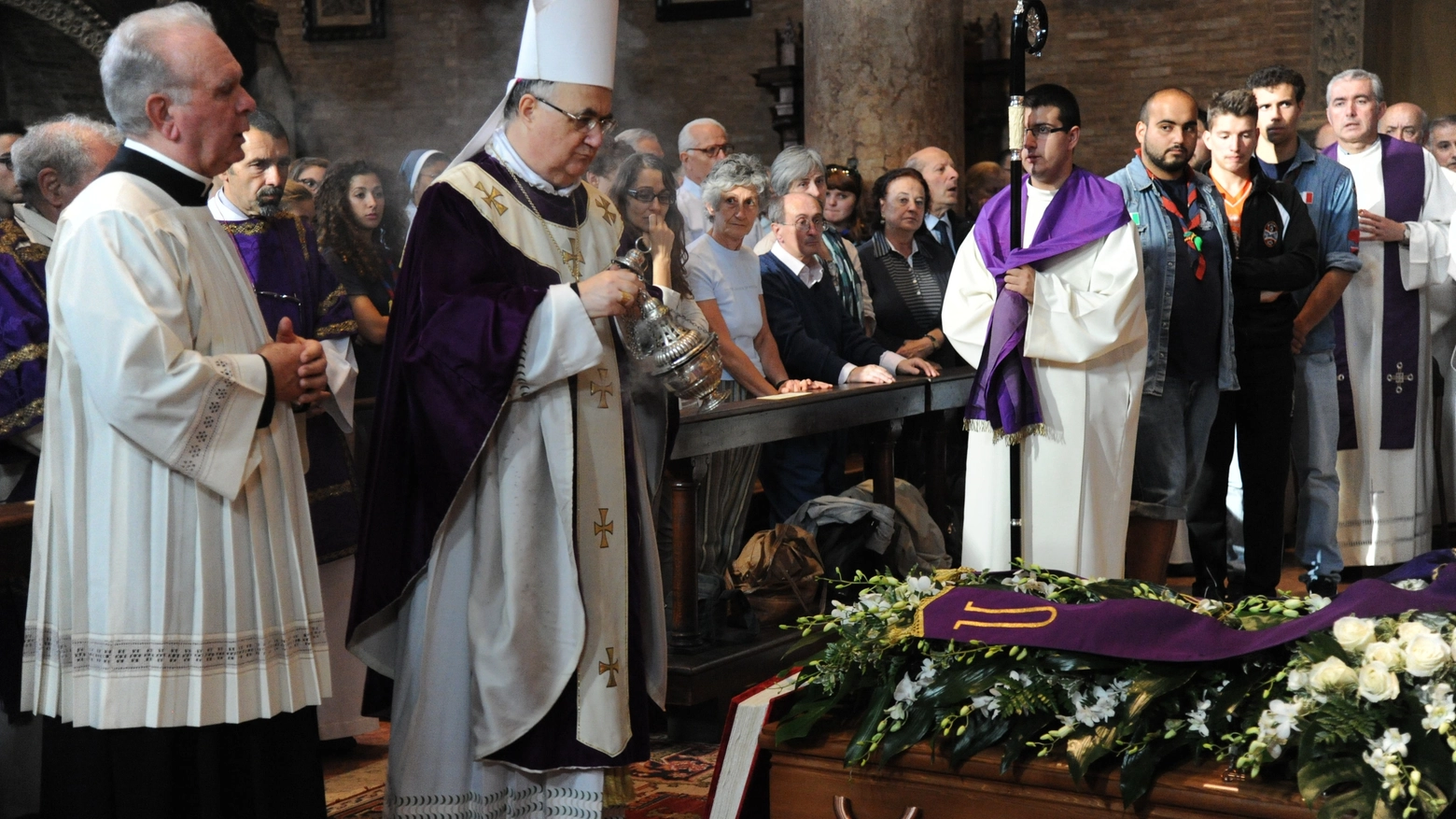 Monsignor Lanfranchi celebra i funeralidi don Mario Rocchi (foto Fiocchi)