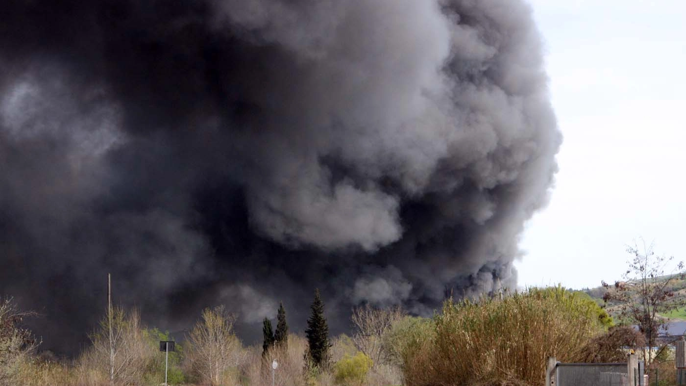 La nube nera formata dall'incendio dell'Italpannelli di Ancarano (Labolognese)