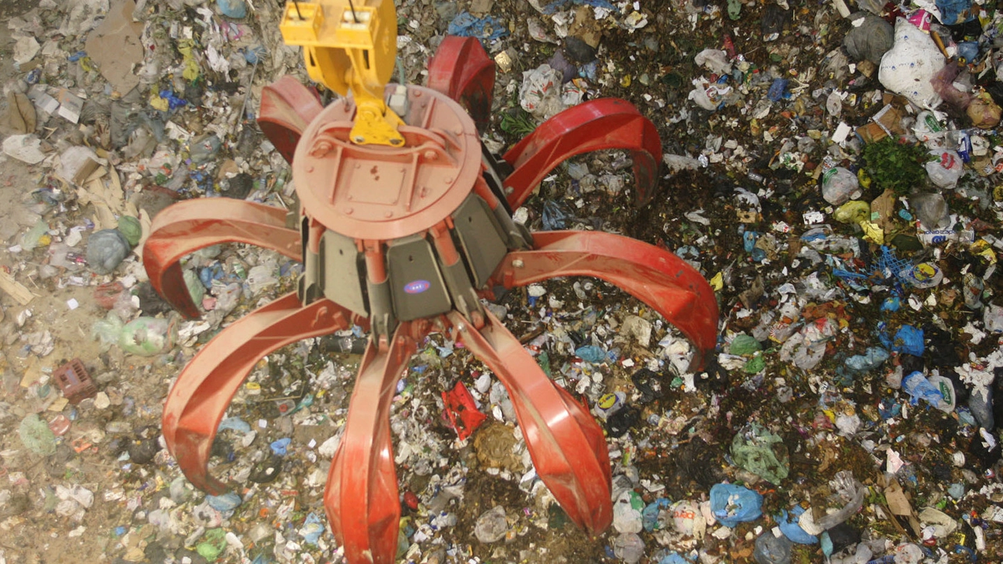 Uno dei giganteschi ‘ragni’ utilizzati per smuovere le tonnellate di rifiuti (Isolapress)