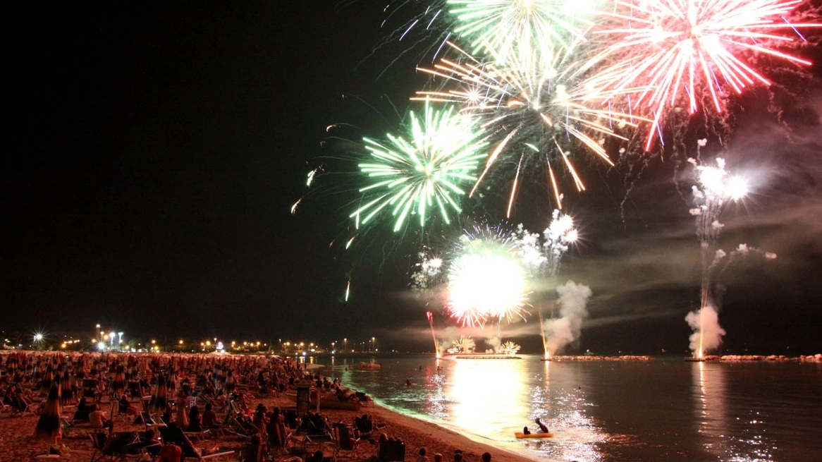 Gli spettacolari fuochi d’artificio della festa della Marina