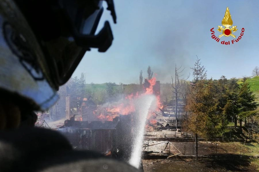 Vasto incendio a Casteldelci (Rimini): 13 villette a fuoco