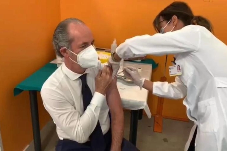 Covid, il governatore del Veneto Luca Zaia riceve il vaccino (Dire)