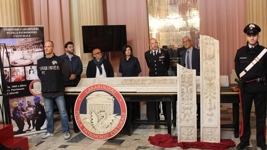 Le antiche lesene in marmo recuperate dai carabinieri