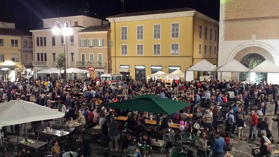 Piazza piena per l'evento a favore dei terremotati del Centro Italia (Foto Petrelli)