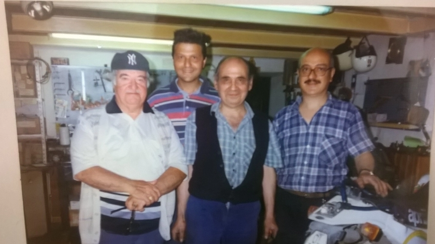 Emilio Moretti in una foto d’epoca insieme al figlio Giancarlo e altri collaboratori
