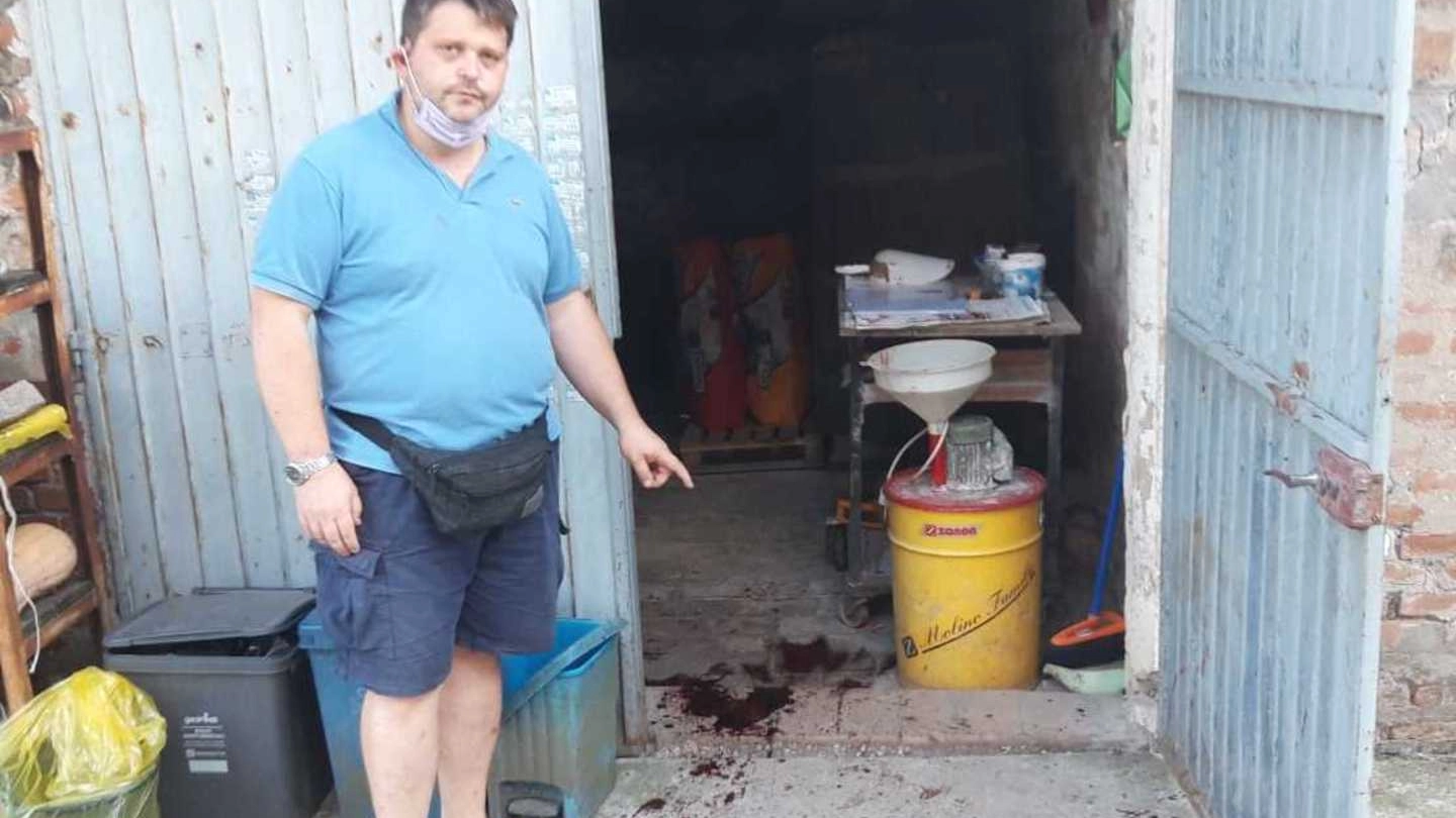 Tommaso Cotti, zio dei bimbi feriti, mostra le tracce di sangue sul pavimento