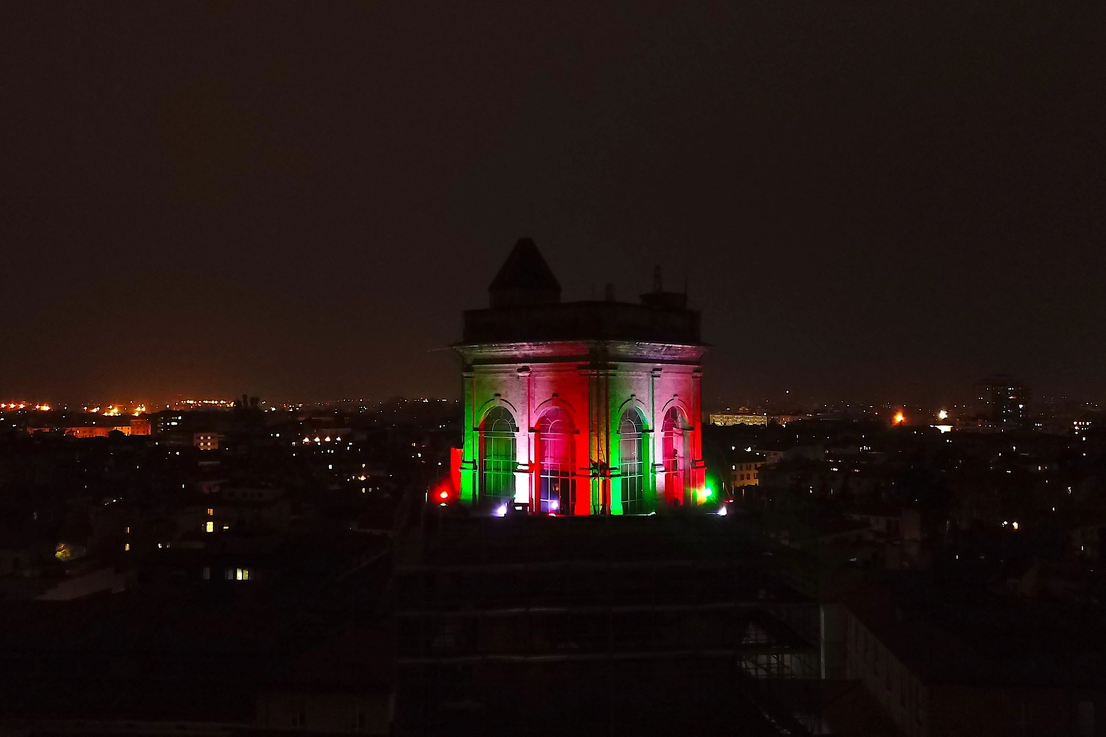 La sede centrale dell'Alma mater illuminata dal tricolore