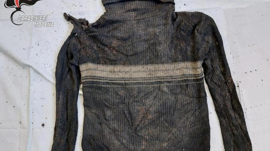 Un maglione ritrovato vicino ai resti ritrovati a Maranello