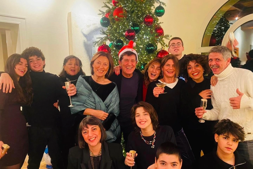 Gianni Morandi e la numerosa famiglia in una foto postata sui social a Natale