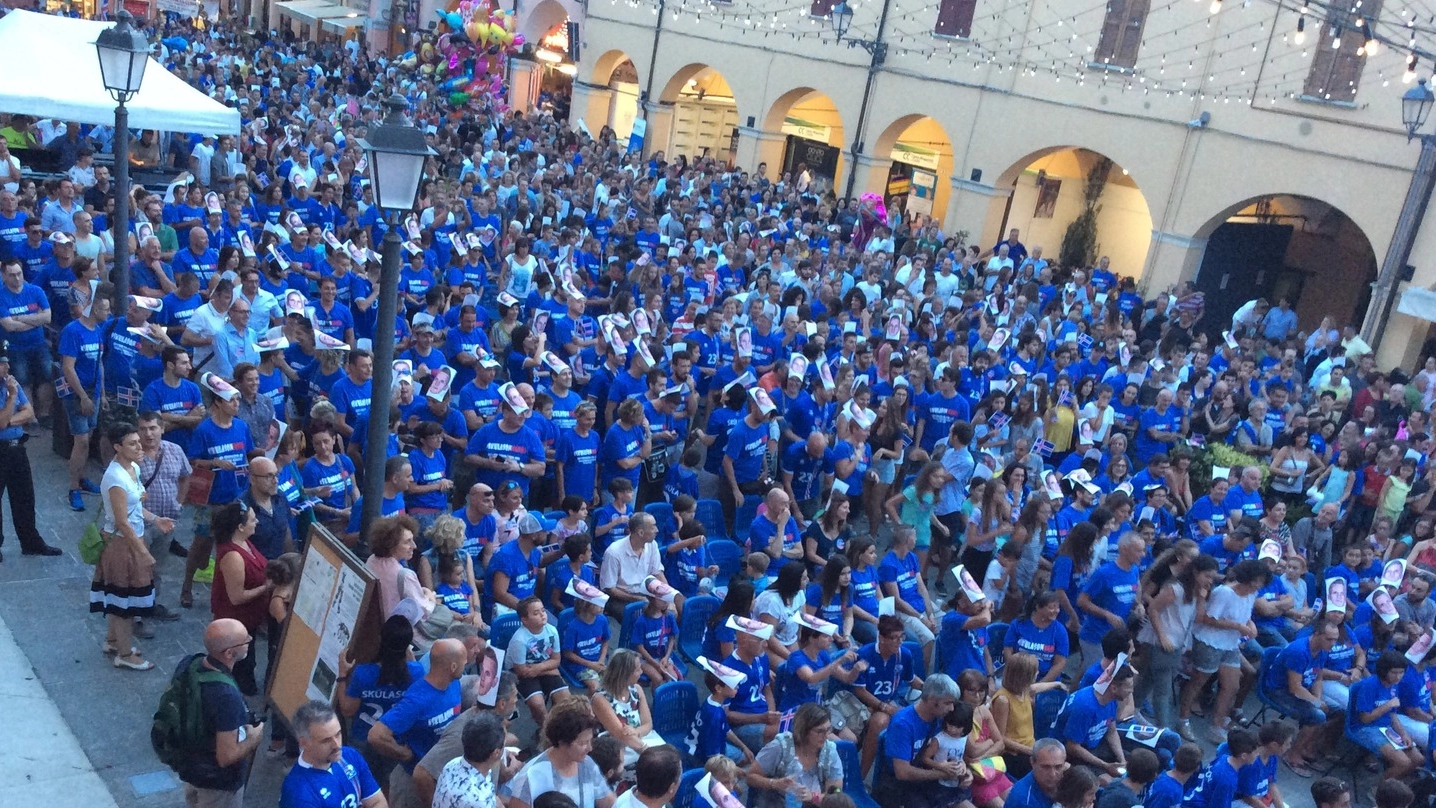 La folla in piazza a Pieve di Cento (foto Radogna) 