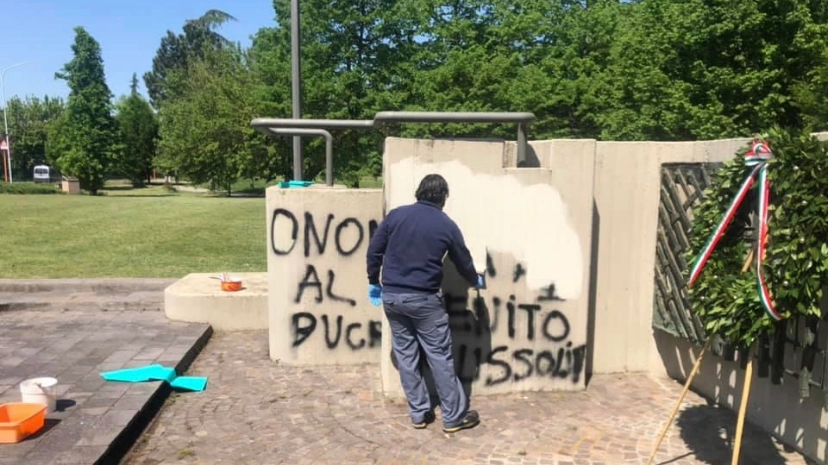 Le scritte fasciste a Ozzano in atto di rimozione per poter celebrare il 25 aprile
