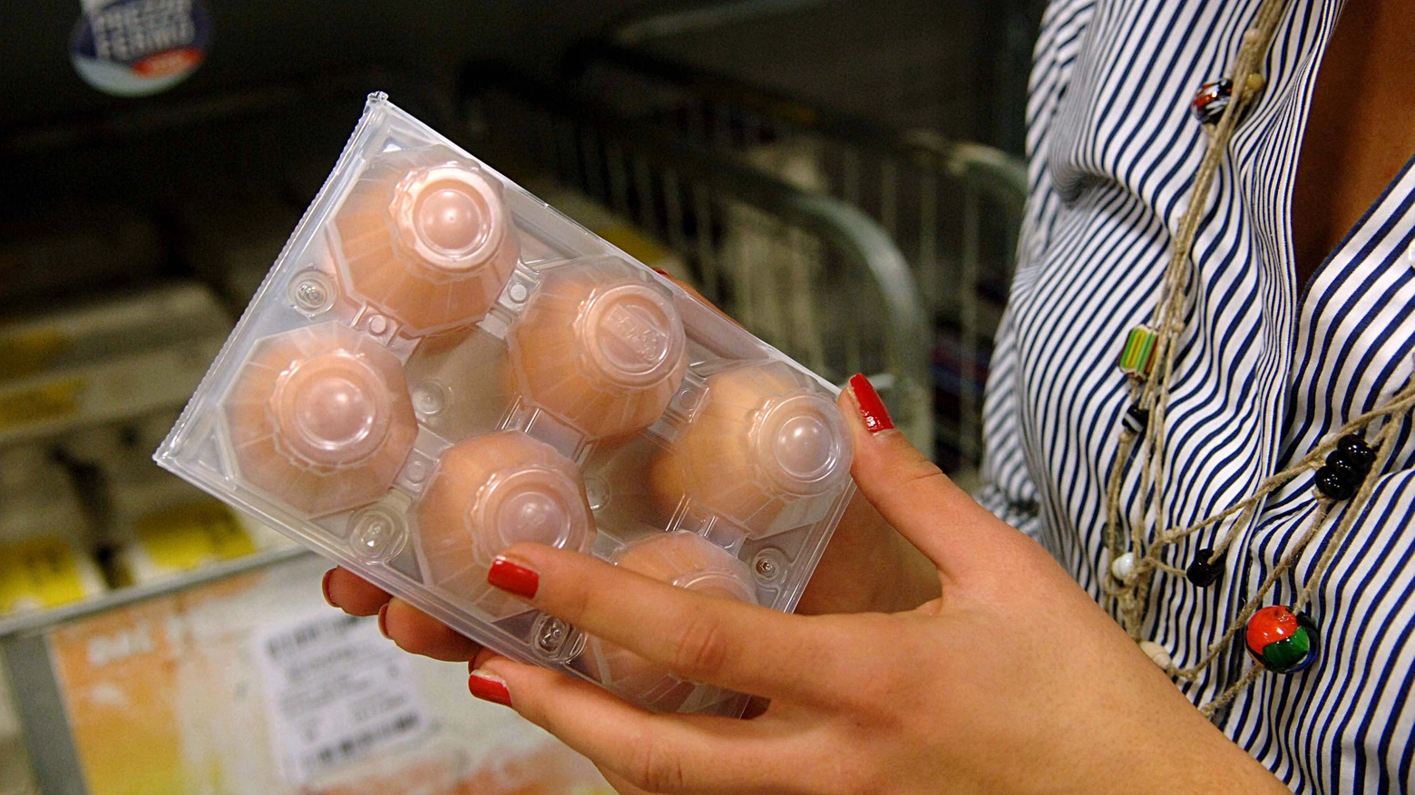 Uova contaminate, bloccata la produzione