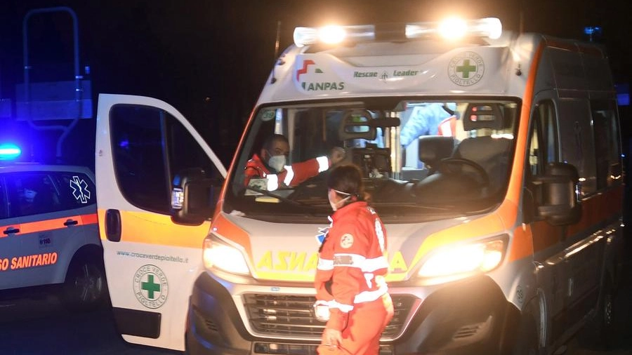 Ambulanza sul luogo di un incidente (immagini di repertorio)