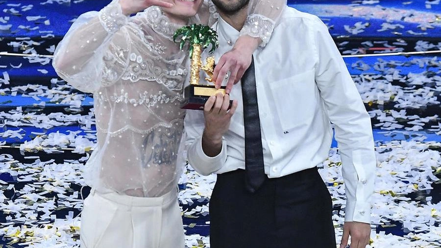 Mahmood e Blanco con il trofeo di Sanremo 2022