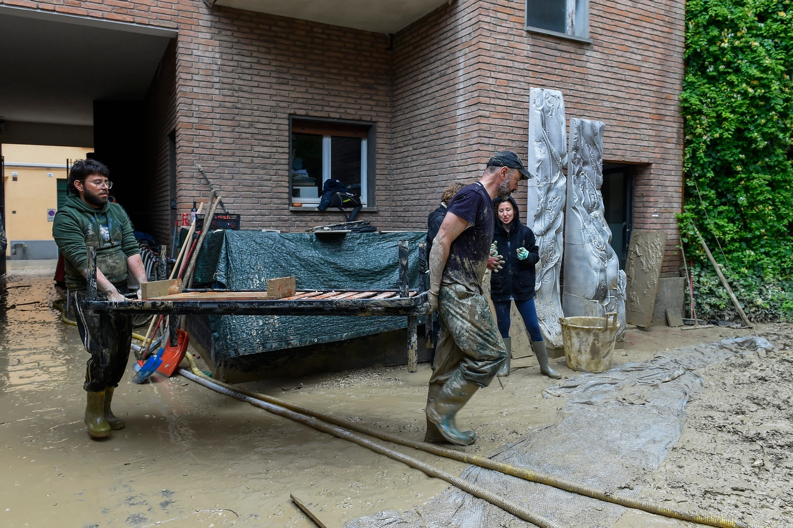 Anche i dipendenti di Coswell hanno aiutato le zone alluvionate