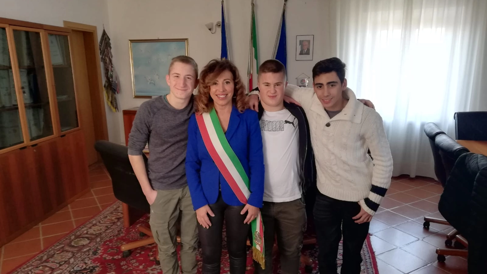 I tre ragazzi del portafoglio con il sindaco di Falconara Stefania Signorini