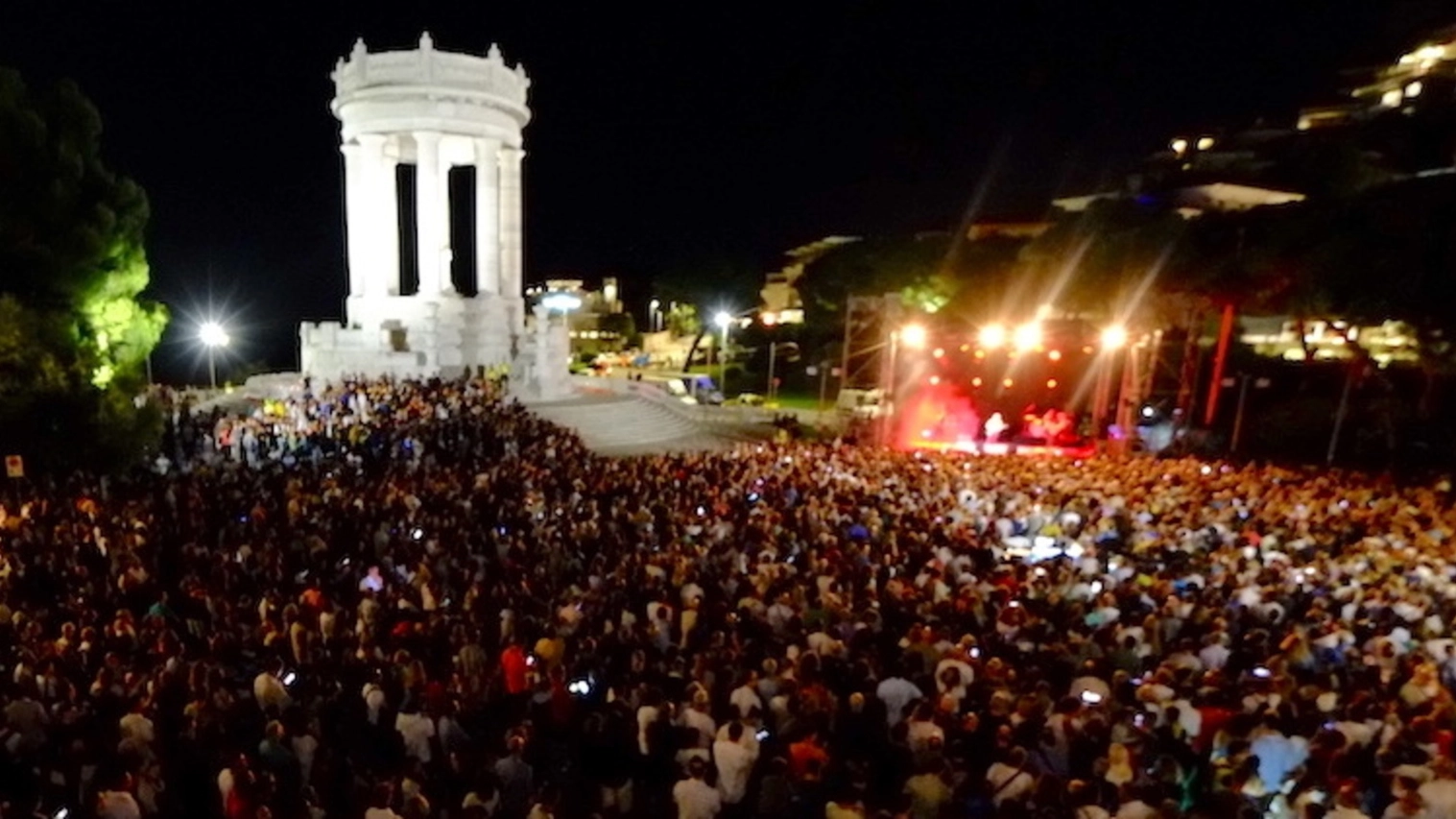 Folla al Passetto per il concerto di Zampaglione: “Vengo spesso nelle Marche, le conosco bene”. Il sindaco: “Città finalmente protagonista”