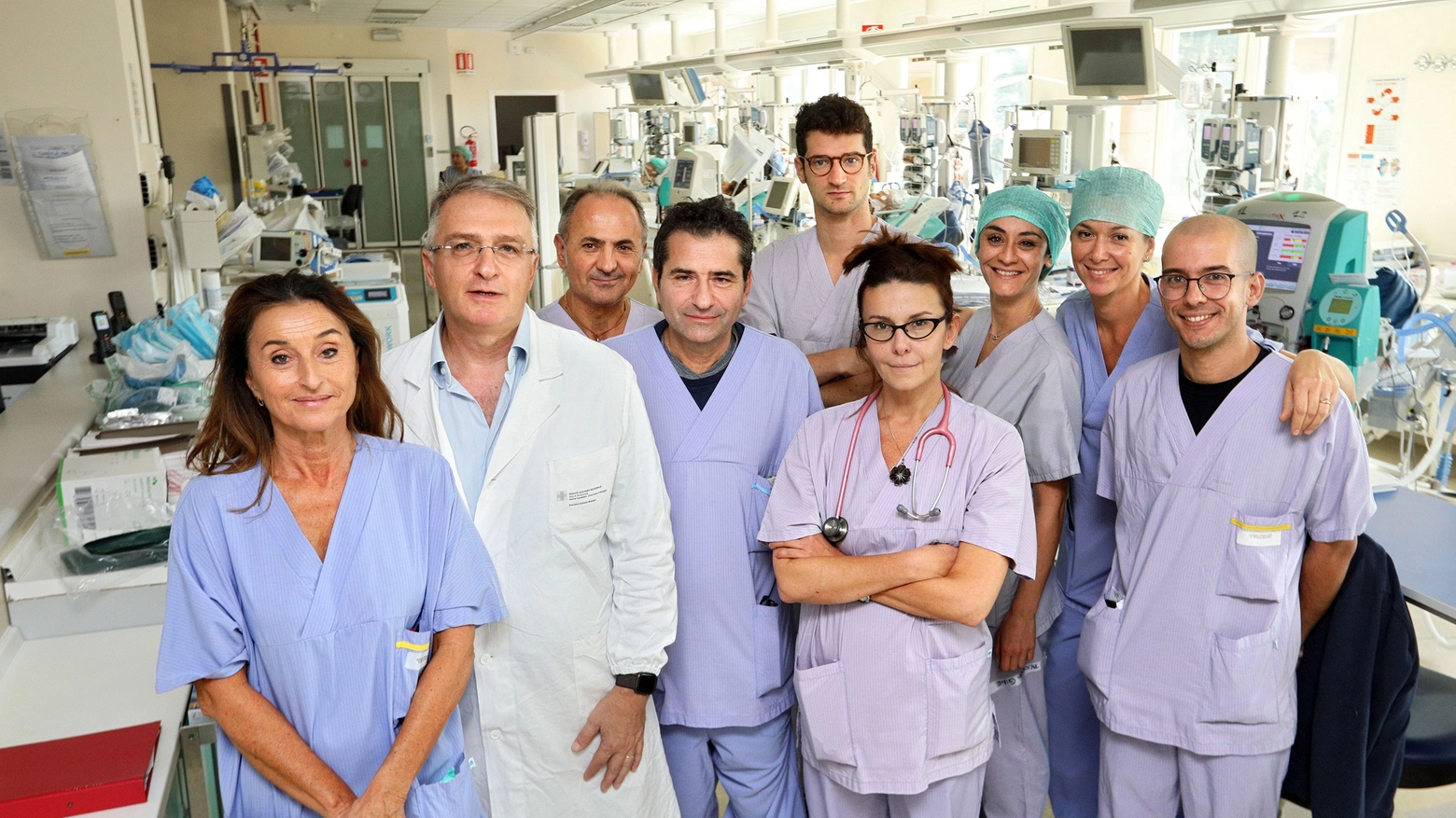 Il professor Ranieri del San'Orsola con medici e infermieri della terapia intensiva