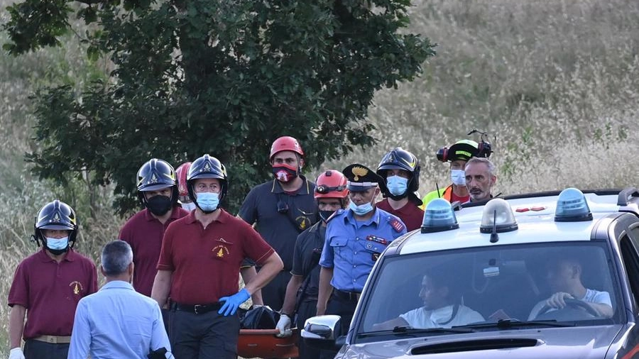 Carabinieri e vigili del fuoco sul luogo del ritrovamento colline accanto all’Abbazia