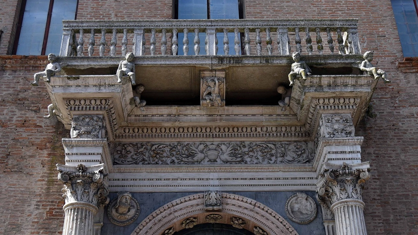 Il celeberrimo balconcino di Palazzo Prosperi Sacrati in via Ercole I d’Este