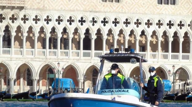 Polizia locale a Venezia impegnata nei controlli per il Super Green Pass