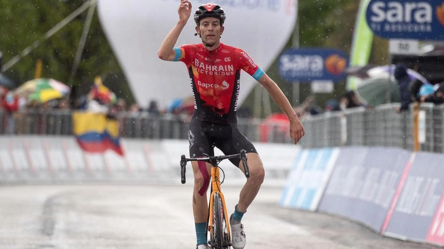 Gino Mader primo nella tappa 6 del Giro d'Italia (Ansa)