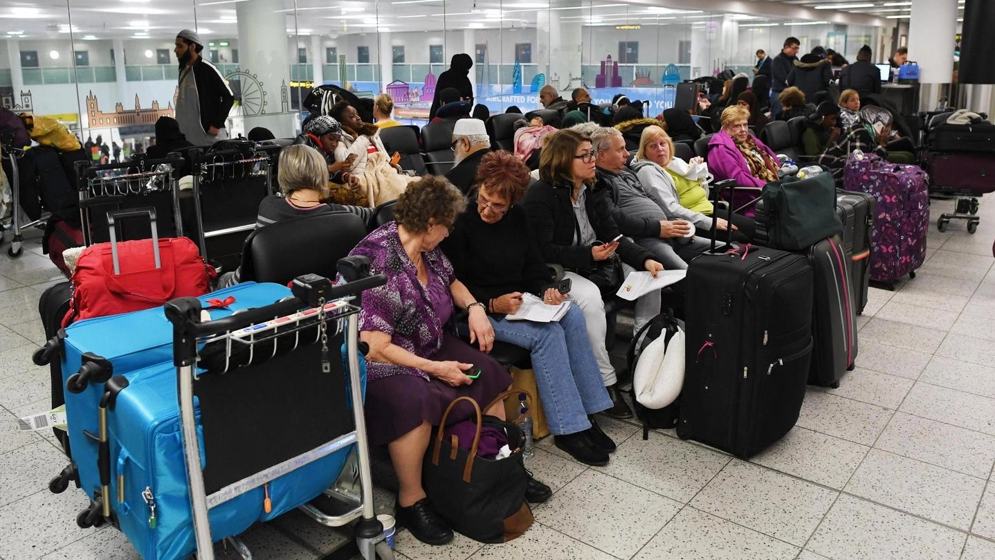 Viaggiatori in attesa all’aeroporto Gatwick