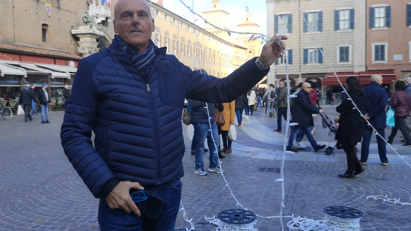 Riccardo Cavicchi, promoter di ‘Natale in Centro’, controlla le luminarie del Listone