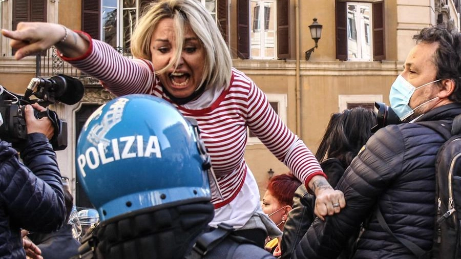 Tensione durante la manifestazione del movimento "IoApro"