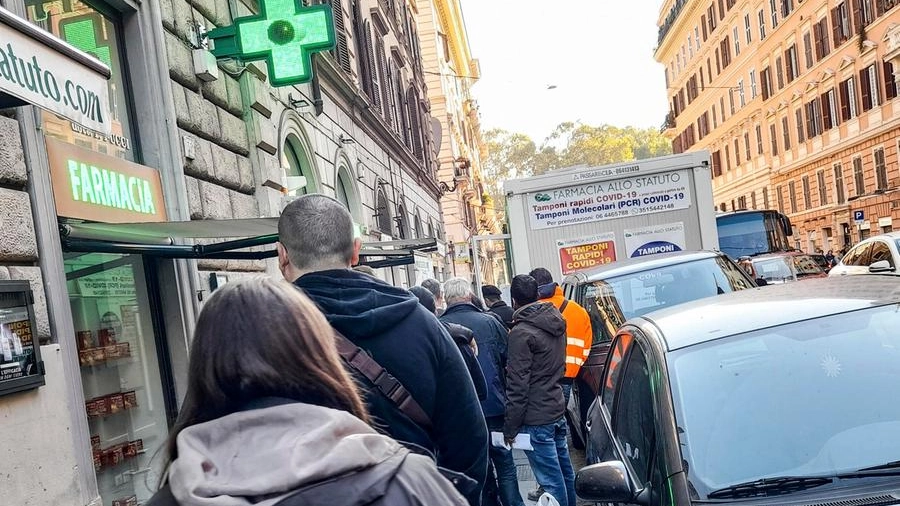 Fila di persone in attesa di sottoporsi al tampone rapido in farmacia a Roma (Ansa)