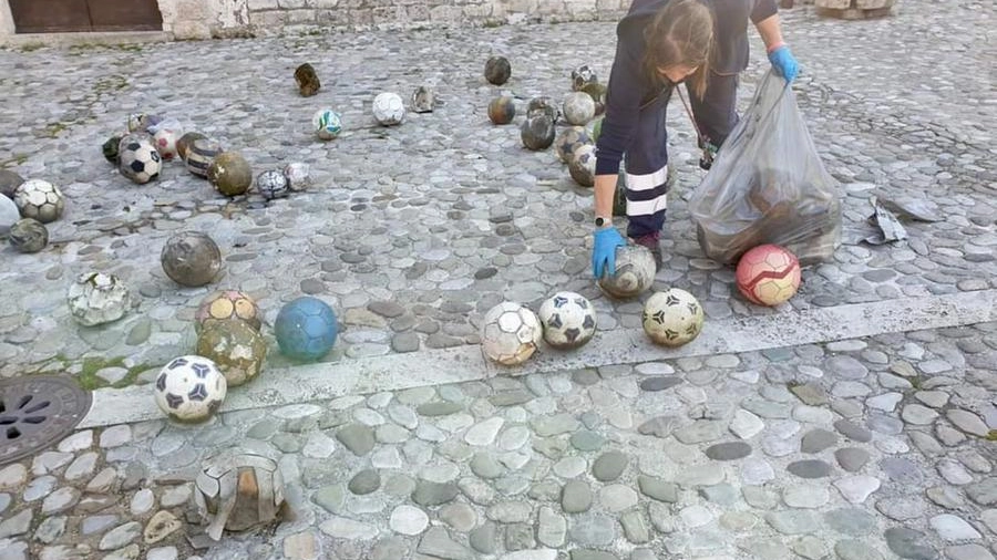 La raccolta dei palloni finiti sul tetto della chiesa