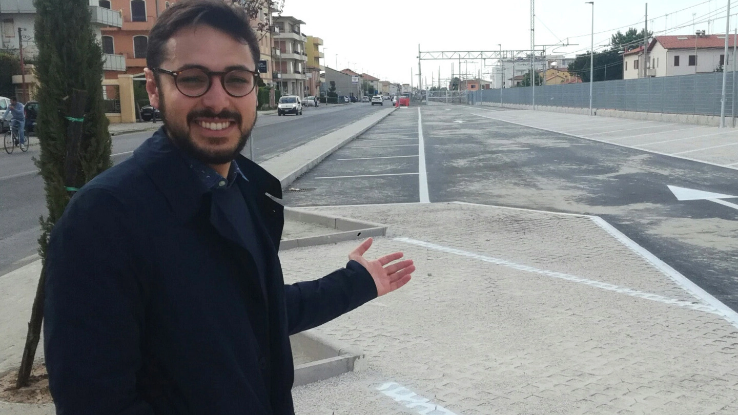 ll sindaco di Marotta Nicola Barbieri indica il nuovo parcheggio