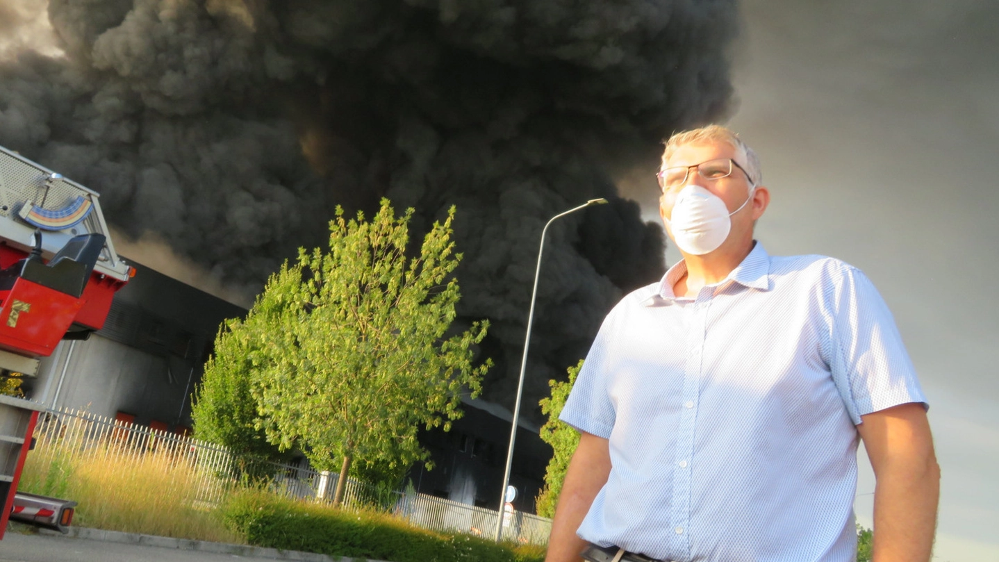 Incendio Faenza, la colonna di fumo (Foto Corelli)