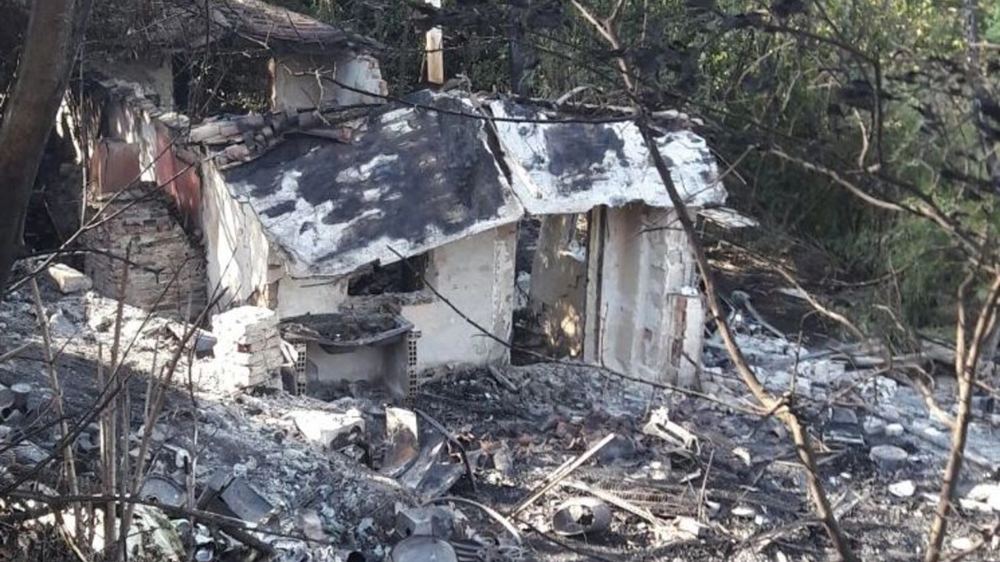 Il fuoco ha divorato un terreno di via Ca’ Masino abbandonato da anni all’incuria di un proprietario che lo usava indebitamente come discarica