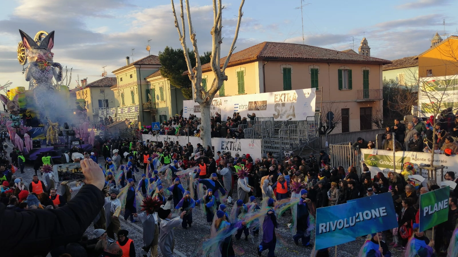 La sfilata del carnevale di Fano (foto Petrelli)