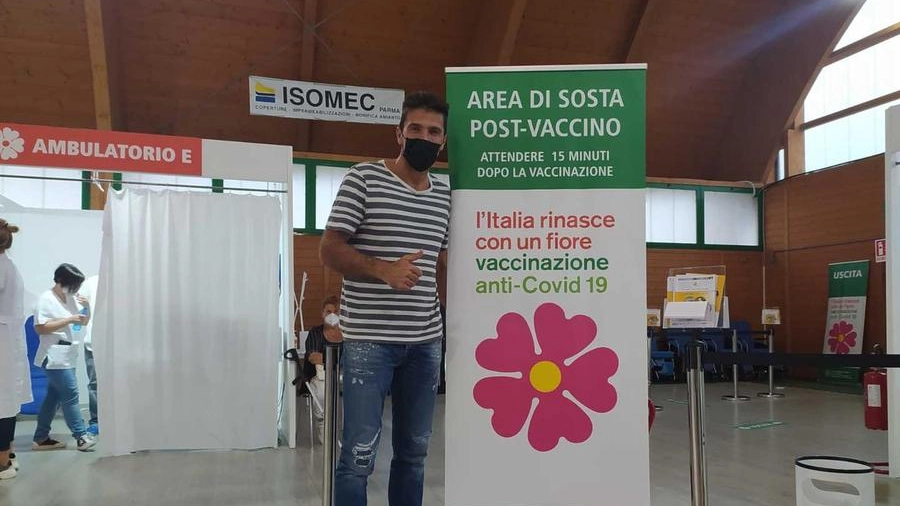 Gigi Buffon al centro vaccinale di Moletolo (Parma)