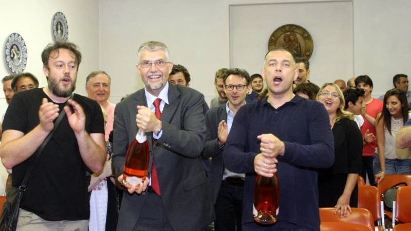 La festa per l'elezione di Malpezzi (a destra)