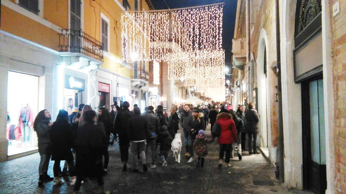 Qualcuno ad Ancona invidia anche gli addobbi di Natale di Senigallia (Foto Effimera)