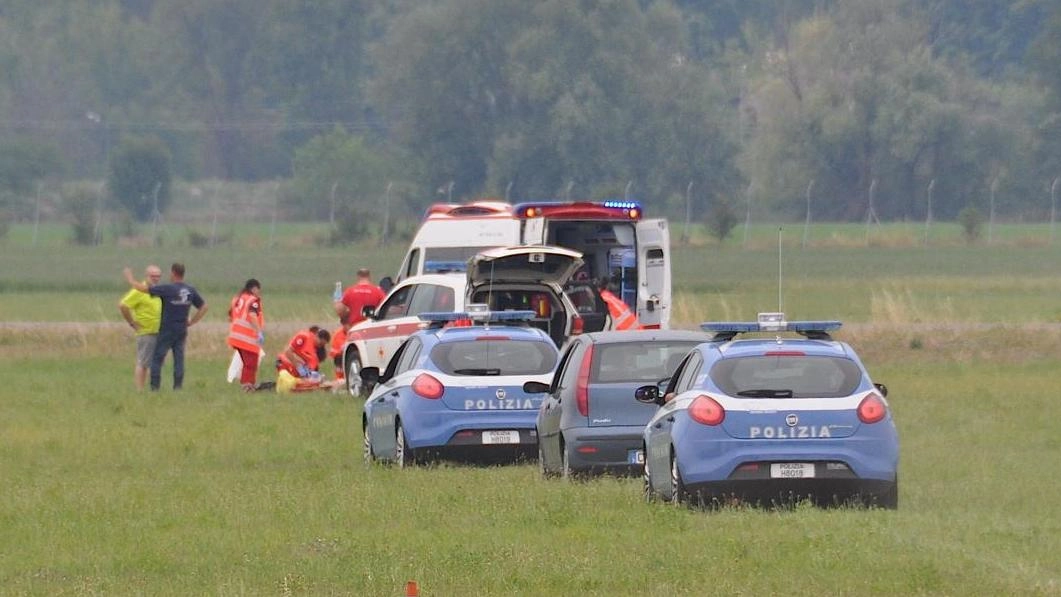 La polizia e il 118 dove è atterrato il giovane Giacomo Gori al Campovolo (foto Giampaolo Prampolini