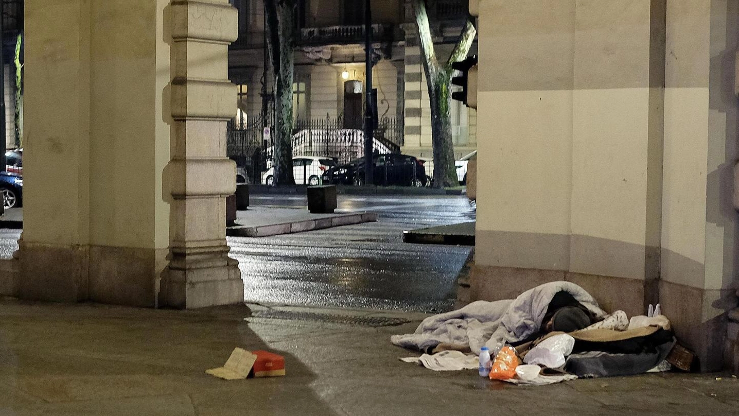 Un senzatetto cerca di ripararsi dal freddo (Foto di repertorio)