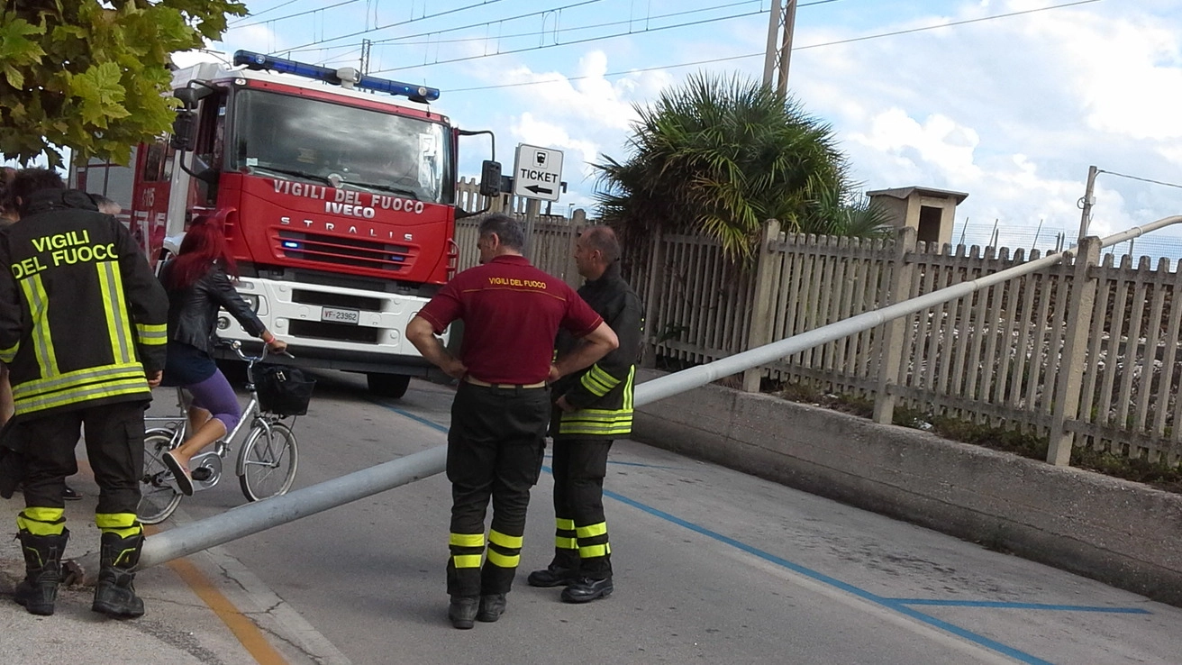 Il lampione caduto una decina di giorni fa  in via Dante Alighieri a Porto Potenza