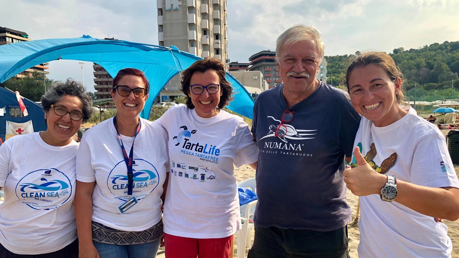 Sauro Pari della Fondazione Cetacea di Riccione con un gruppo di volontari