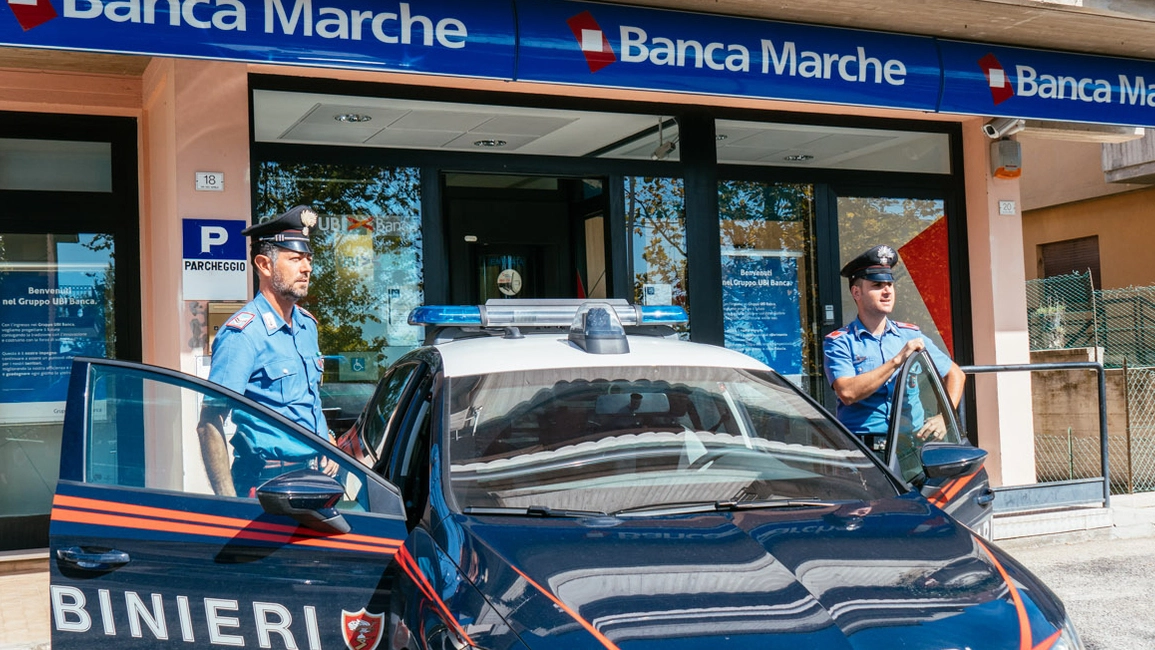 I carabinieri davanti alla filiale di Campofilone che venne presa di mira nel 2017