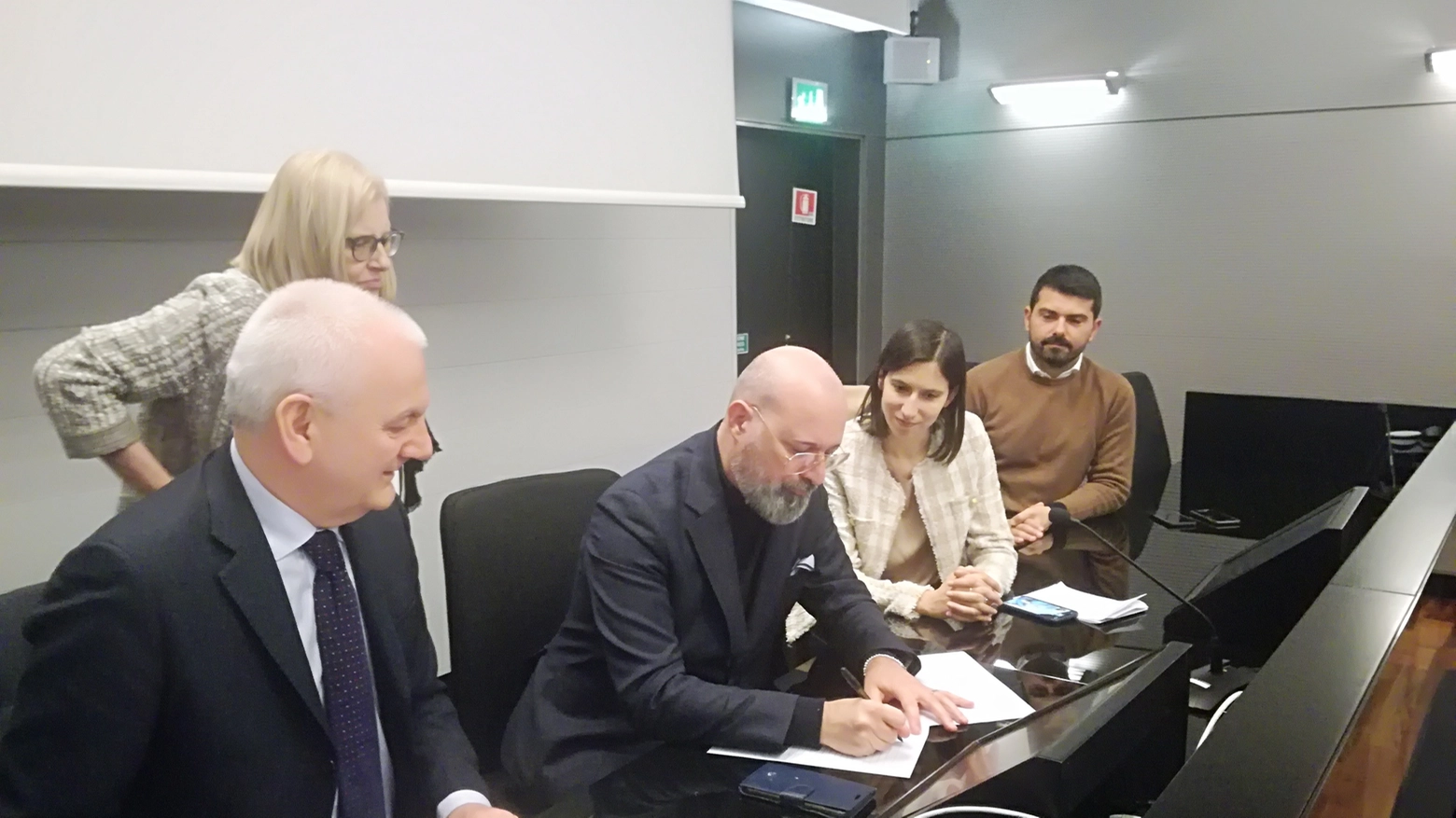 Stefano Bonaccini firma l'accordo per la cassa integrazione in deroga