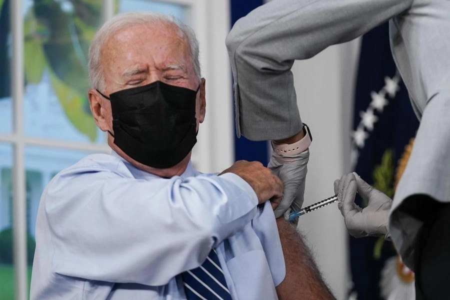 Joe Biden riceve la terza dose di vaccino anti-Covid (Ansa)